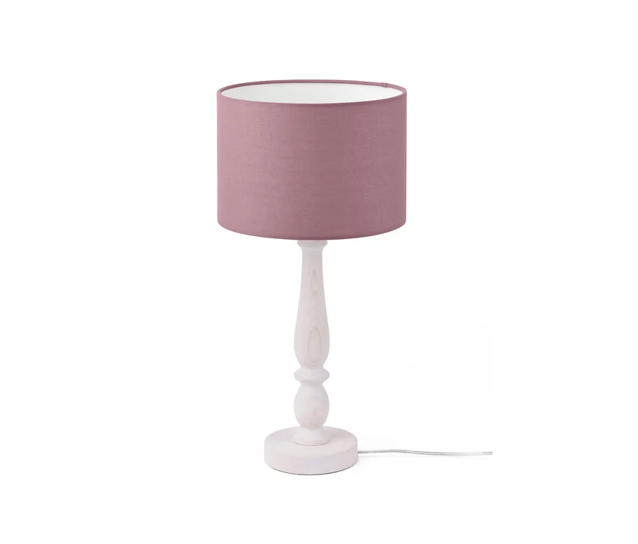 Lampa stołowa na drewnianej podstawie z fioletowym abażurem.