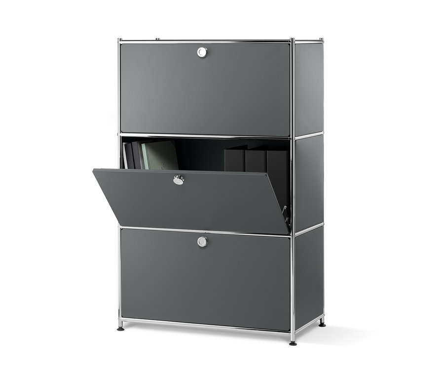 Szary metalowy regał z 3 półkami zamykanymi klapami, z których jedna jest otwarta.