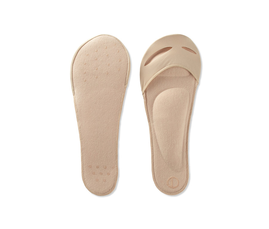 Dwie pary beżowych wkładek do butów.