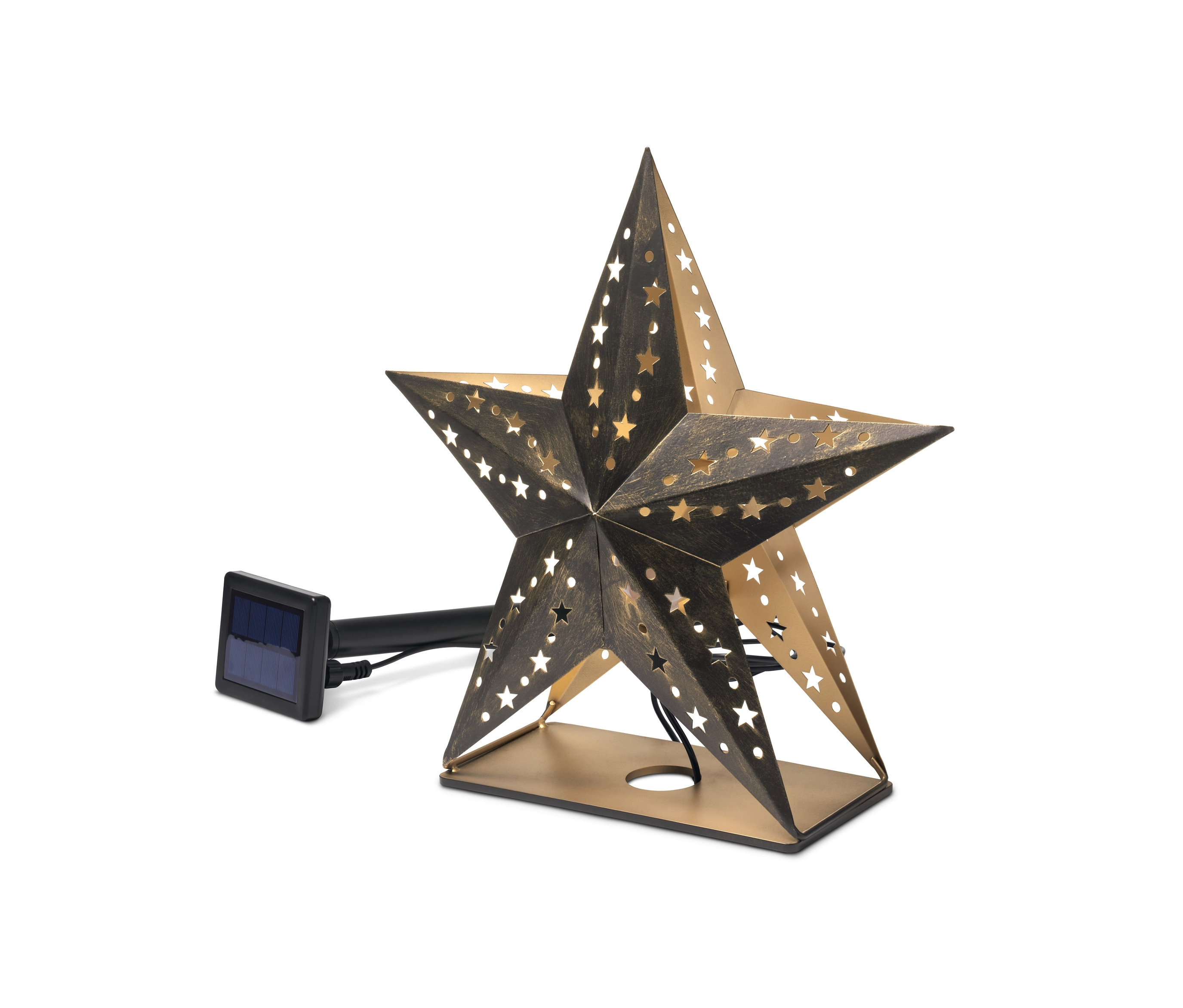 Szczegół metalowej lampy solarnej w kształcie gwiazdy z wycięciami w kształcie gwiazd.