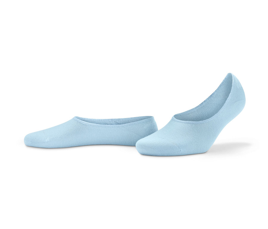 Dwie pary jasnoniebieskich stopek do butów typu sneakers na białej powierzchni.