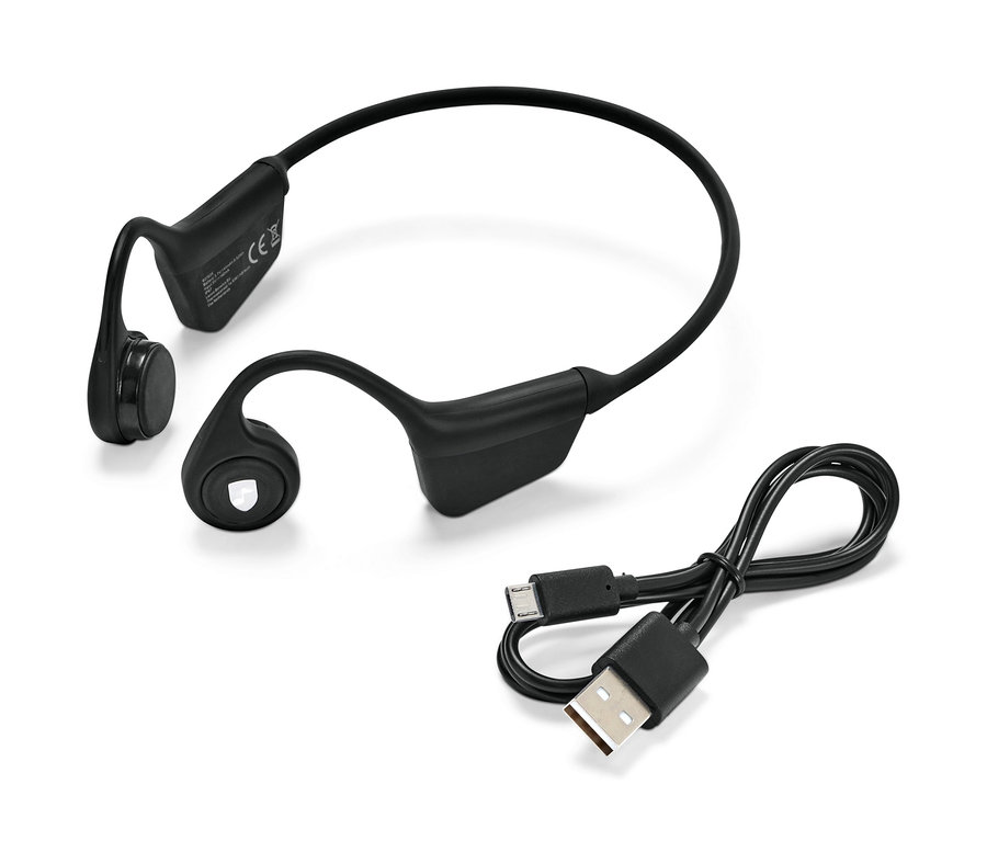 Czarne słuchawki Bluetooth® z przewodnictwem kostnym i kabel do ładowania leżą na białym tle.