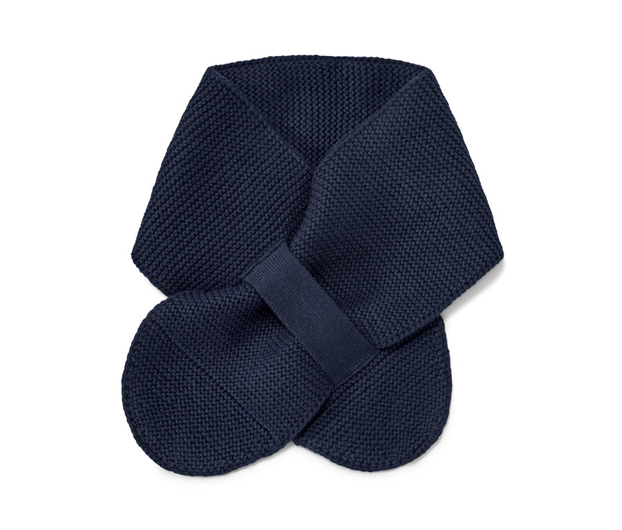 Zbliżenie na szalik dziecięcy z dzianiny.