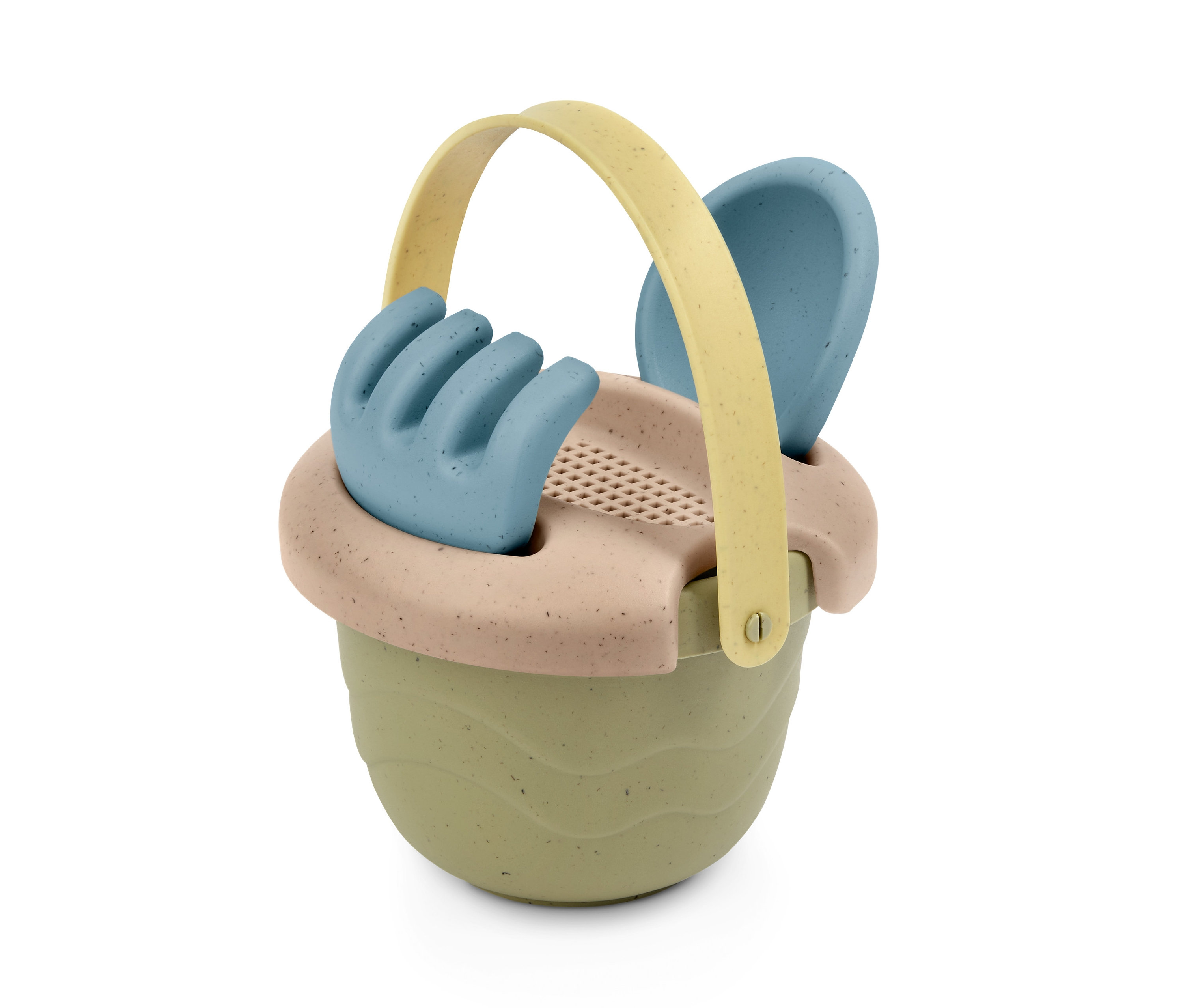 Zestaw zabawek do piasku: zielone wiaderko z żółtą rączką, niebieskie grabie i łopatka.