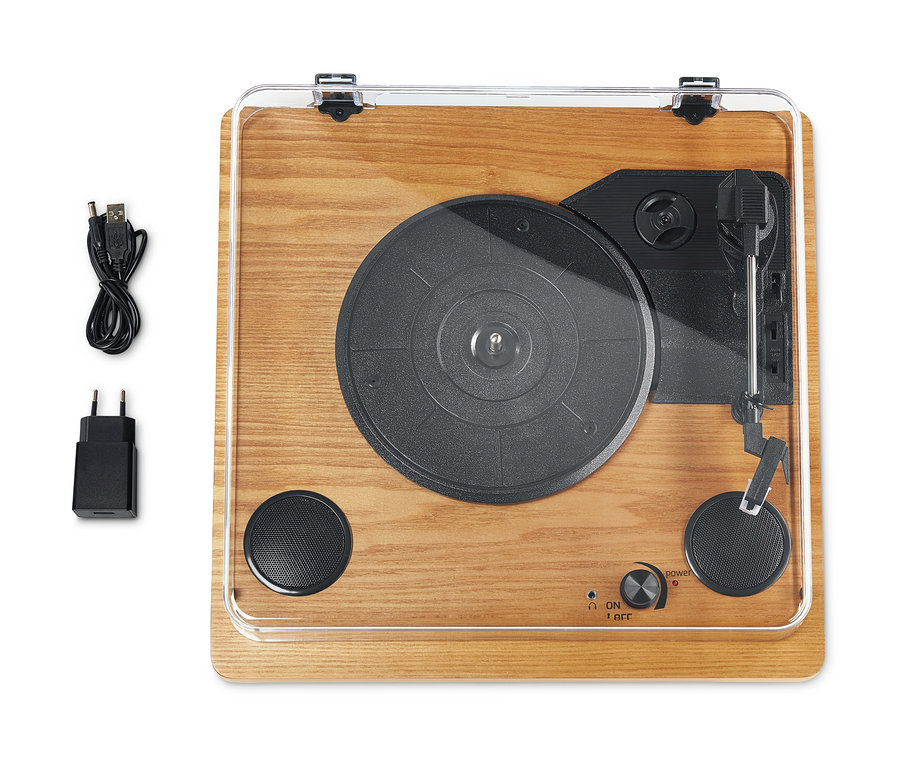 Gramofon Dual DTR 61 z wbudowanymi głośnikami o drewnianym wykończeniu, z czarnym talerzem i elementami sterującymi, wraz z zasilaczem i kablem USB.