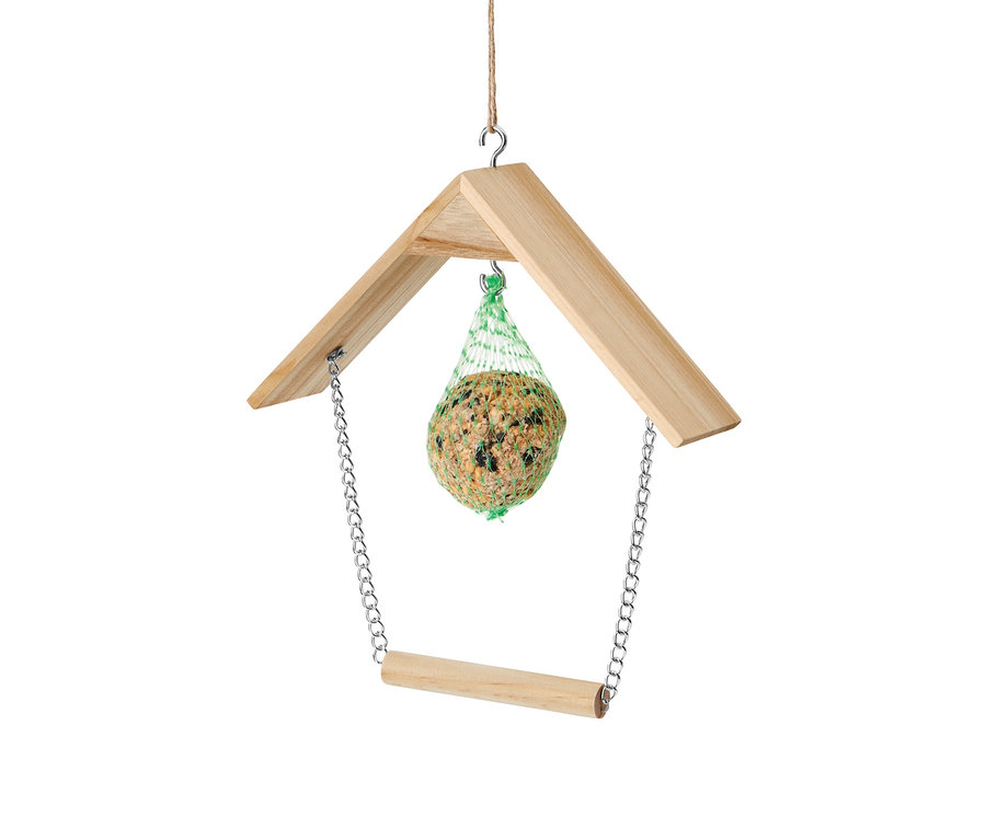 Drewniana huśtawka dla ptaków z wiszącym karmnikiem.