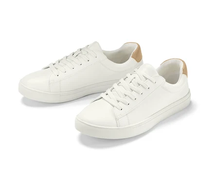 Dwa białe skórzane sneakersy na białym tle.