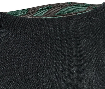 Zbliżenie na dwustronne legginsy sportowe.