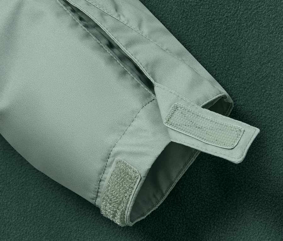 Detal rękawa kurtki dziecięcej na każdą pogodę z zapięciem na rzep.