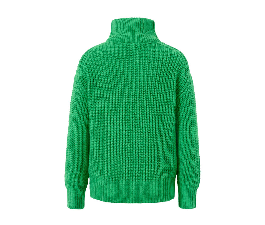 Widok z tyłu zielonego swetra o grubym splocie z kołnierzem typu troyer.