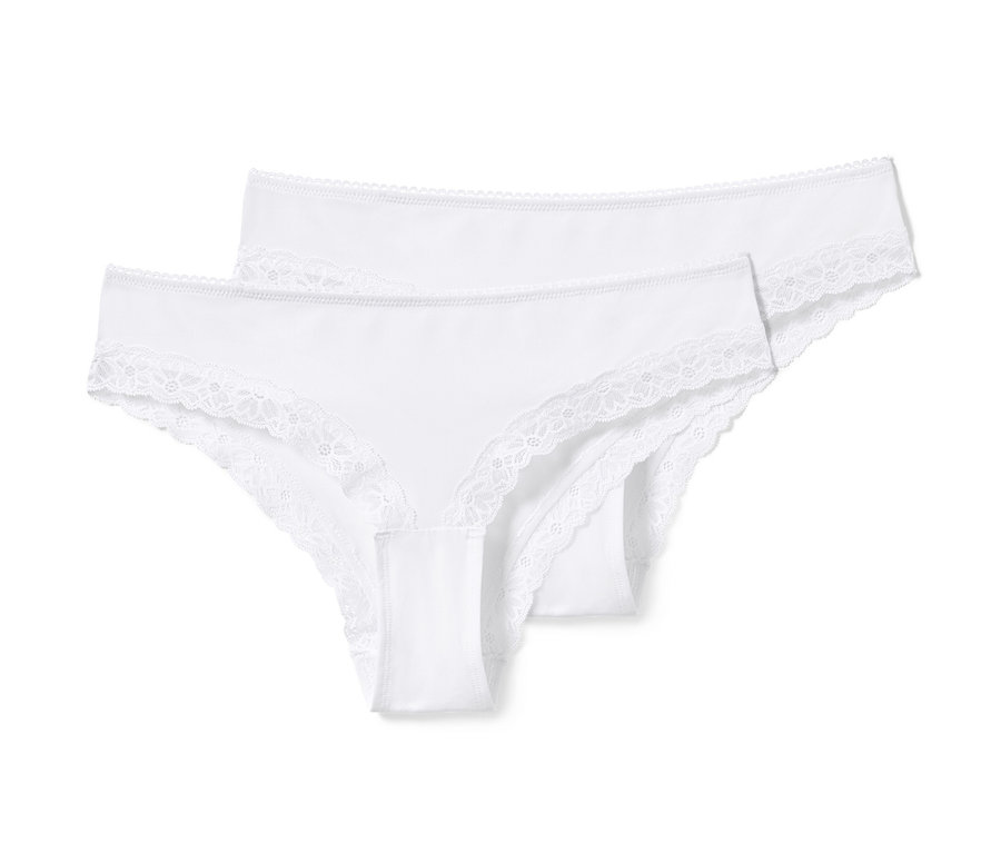 Dwie pary białych fig brazylijskich z koronką.