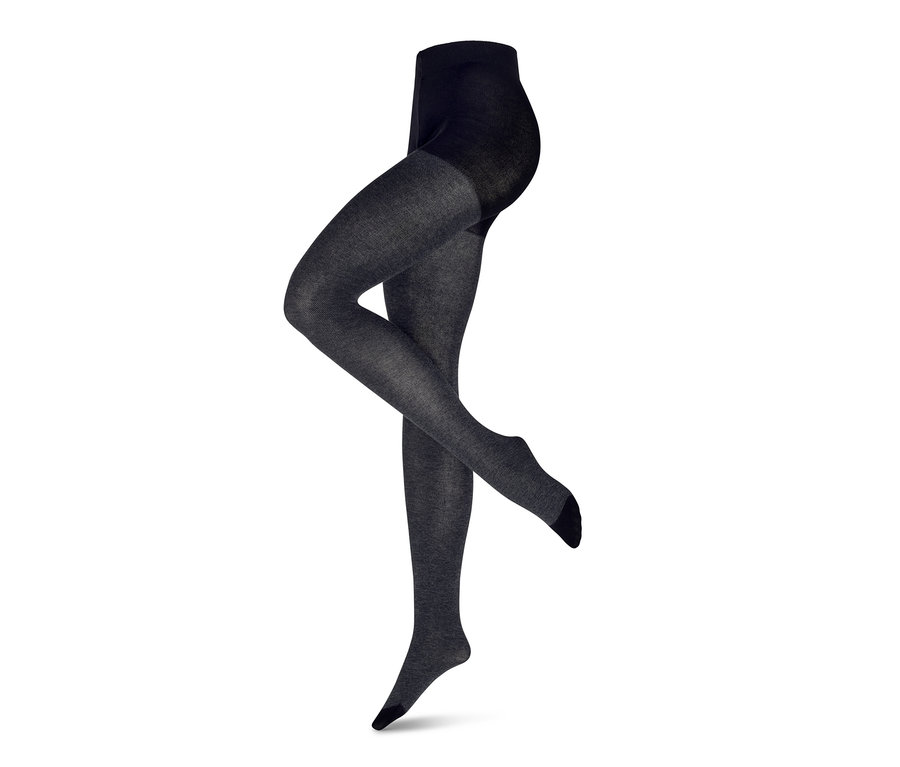 Nogi manekina w rajstopach ze strukturą.