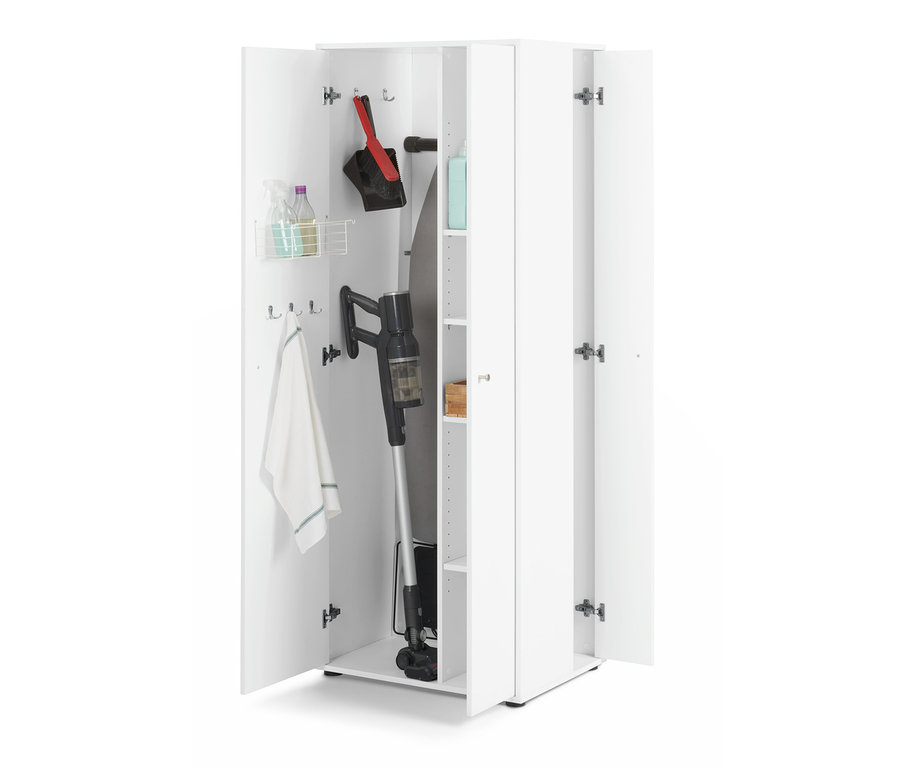 Otwarta uniwersalna szafa z bocznym schowkiem, wewnątrz odkurzacz, zmiotka i środki czystości.
