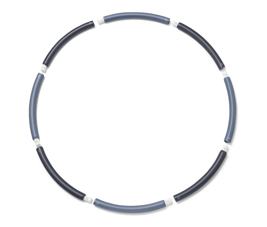 Obręcz do fitnessu złożona z naprzemiennie ciemnych i jasnoniebieskich segmentów połączonych białymi łącznikami.