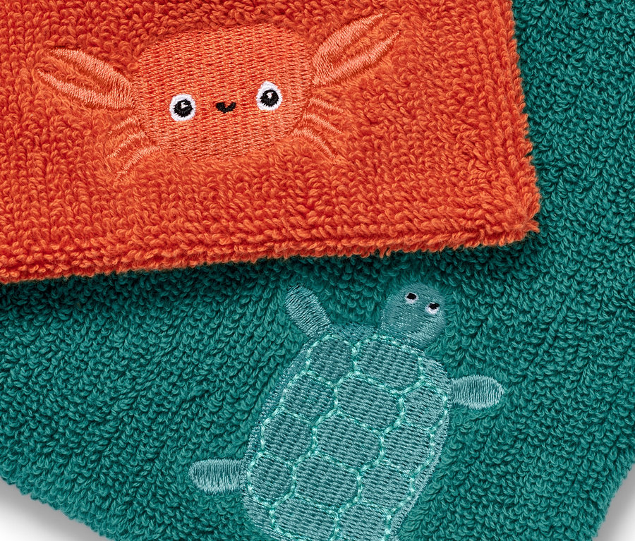 Dwie myjki do kąpieli: pomarańczowa z krabem i turkusowa z żółwiem.