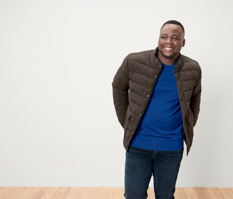 Mężczyzna w kurtce pikowanej.