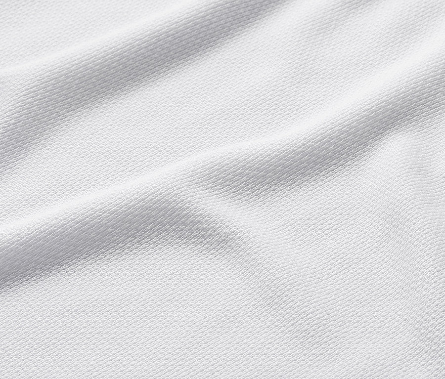 Zbliżenie na białą koszulkę z fakturowaną powierzchnią.