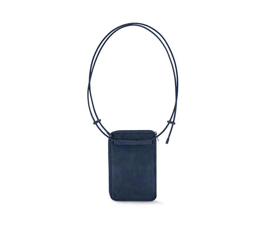 Szczegółowe ujęcie niebieskiej, antykradzieżowej torebki na szyję z czarnym sznurkiem.