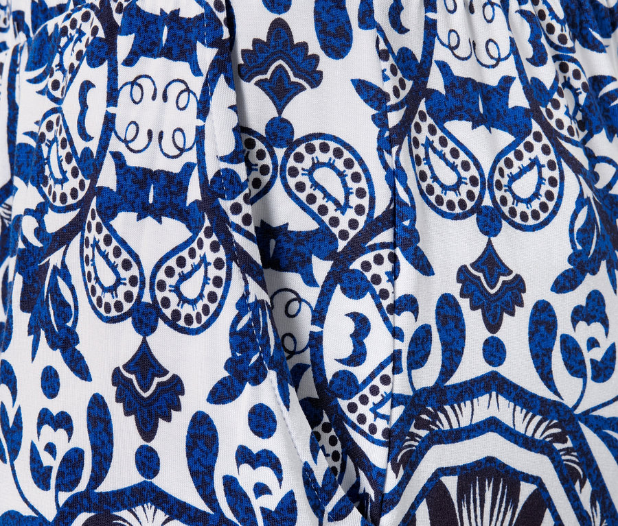 Zbliżenie na spodnie palazzo z nadrukiem.