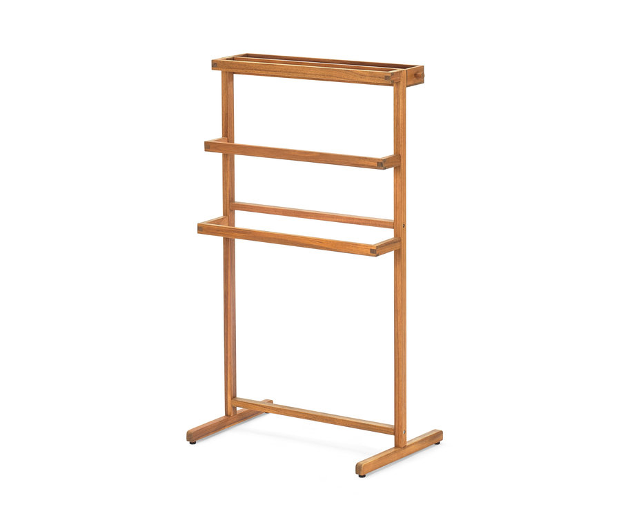 Brązowy drewniany wieszak stojący na ubrania z trzema drążkami.