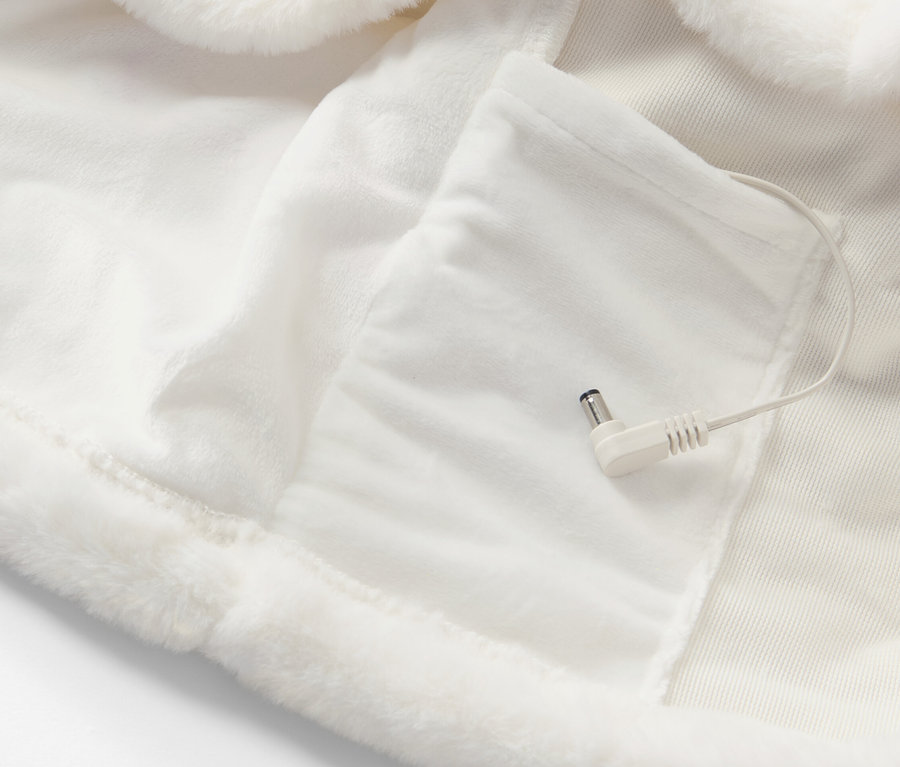Szczegół białego, ogrzewanego swetra z akumulatorem, z kieszenią i kablem.