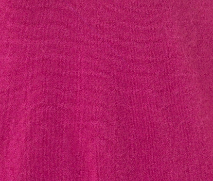 Zbliżenie na sweter z delikatnej dzianiny z kaszmirem, w kolorze berry.