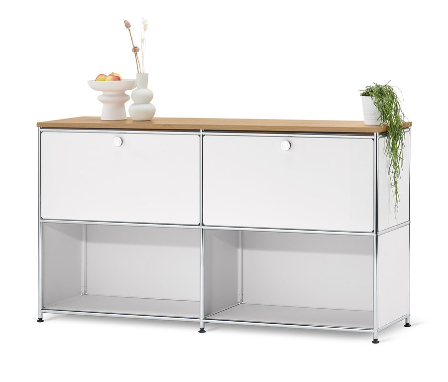 Biała szafka metalowa typu sideboard "CN3" z drewnianym blatem, regulowanymi przegródkami i rośliną doniczkową.