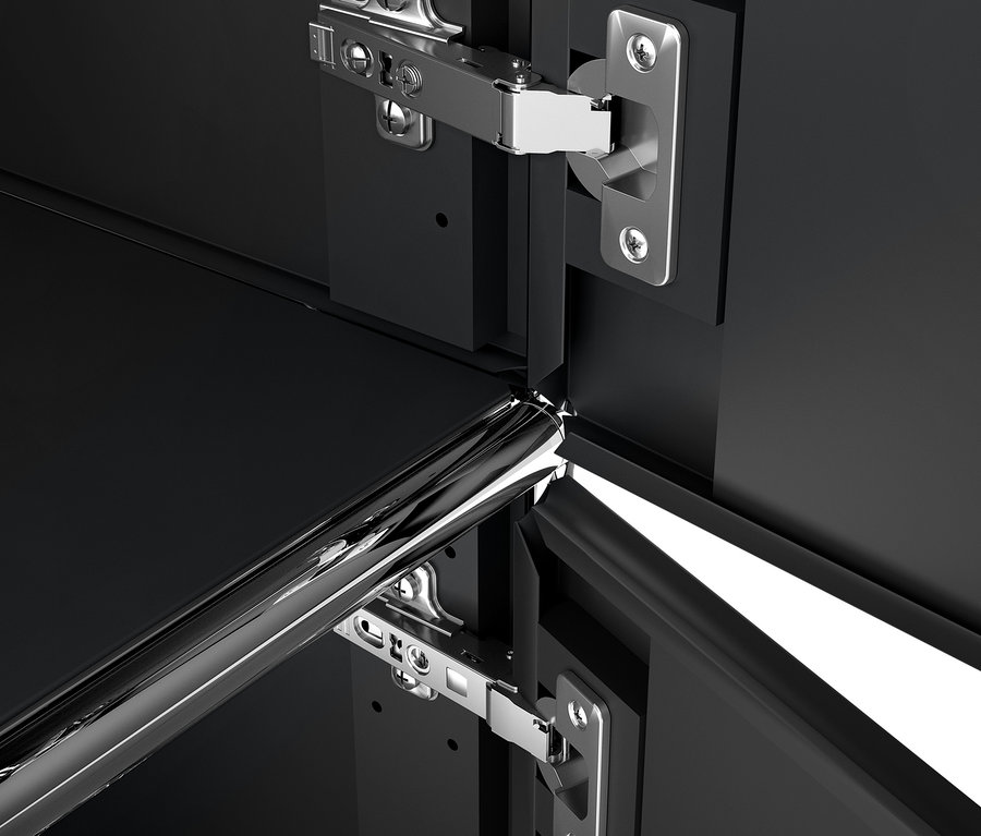 Detal czarnego metalowego kontenera na kółkach »CN3« z 3 drzwiczkami.