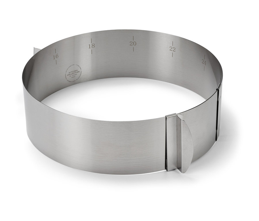 Pierścień do tortów ze stali nierdzewnej na białym tle.