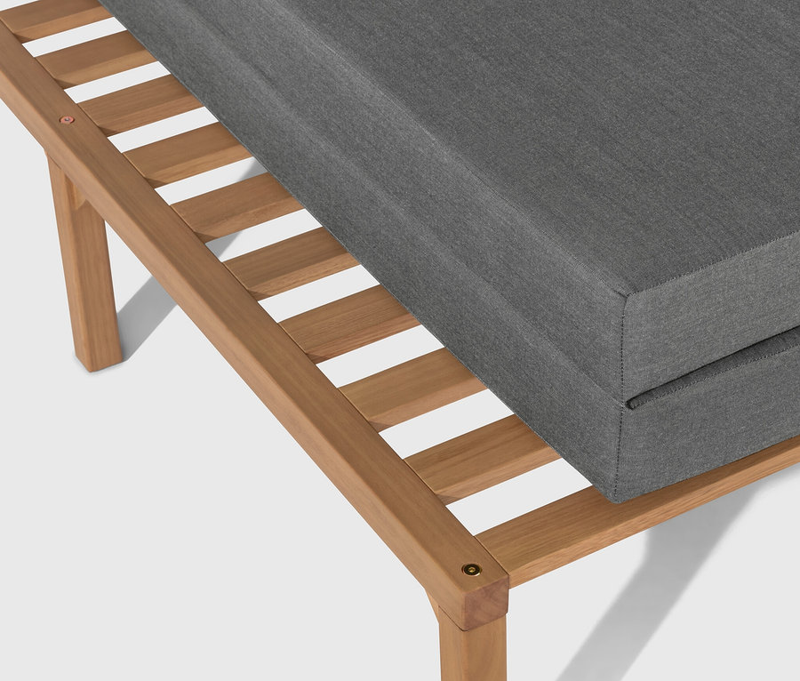 Szczegółowy widok kosza plażowego „Tinus” z wysuwanym podnóżkiem.