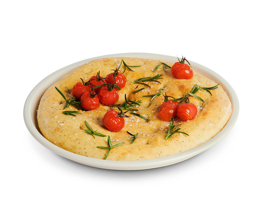 Focaccia z pomidorkami cherry i rozmarynem na emaliowanej blasze do pizzy i podawania.