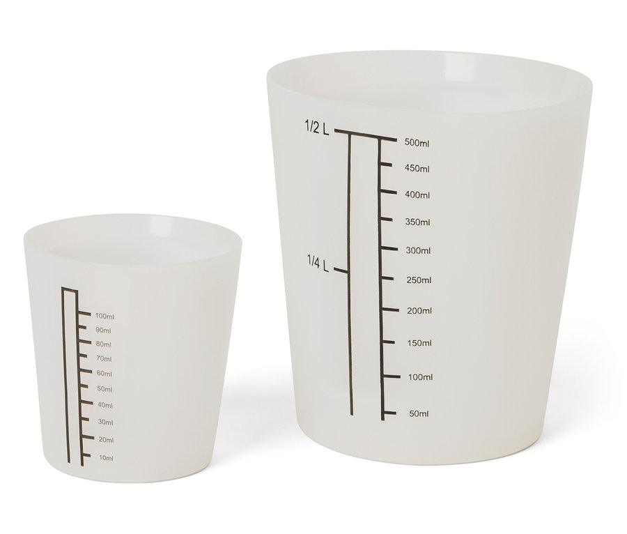 Dwa białe kubki miarowe o różnych rozmiarach z czarnymi oznaczeniami.
