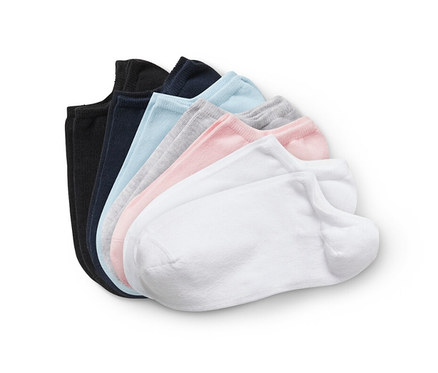 Siedem par skarpet stopek w różnych kolorach.