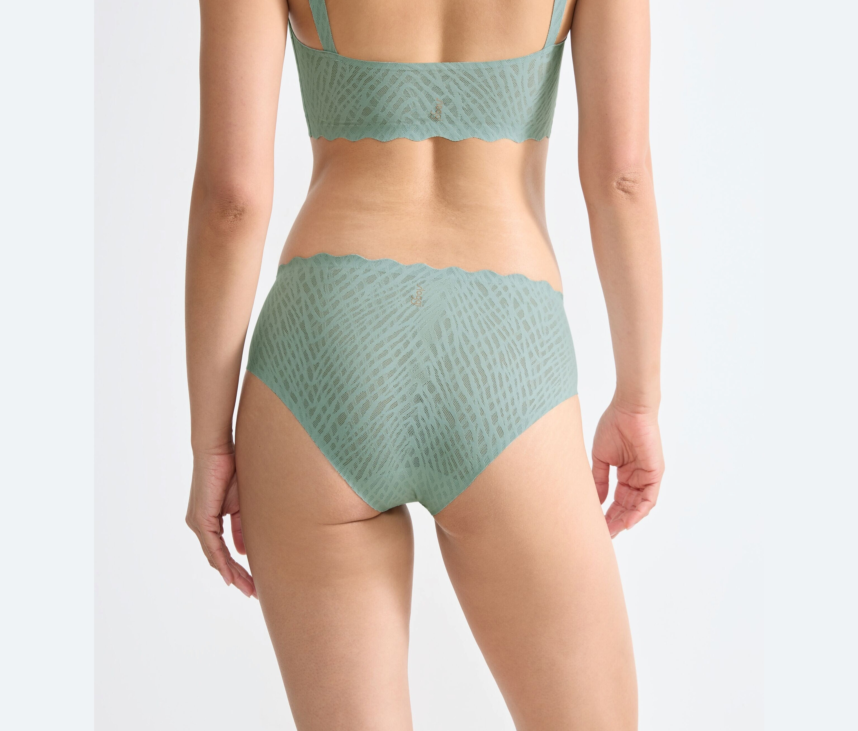 Widok z tyłu kobiety ubranej w figi typu hipster sloggi ZERO Feel Bliss, misty turquoise.