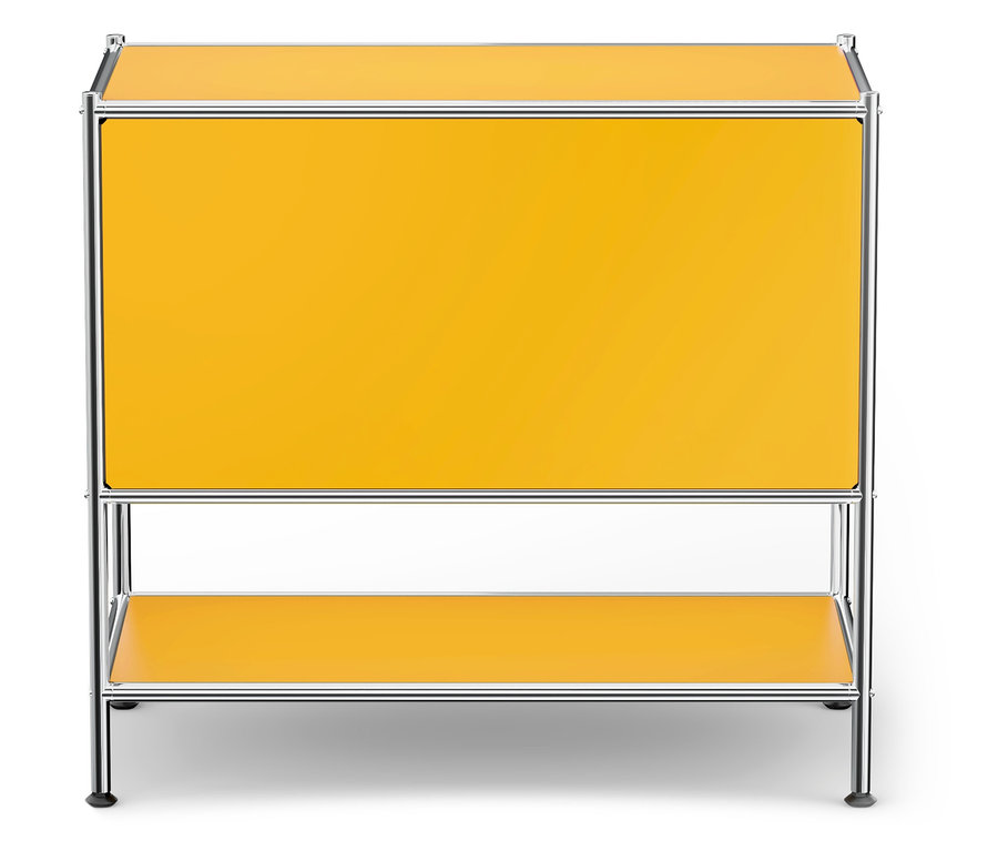 Żółta szafka z dwiema półkami i chromowaną ramą.