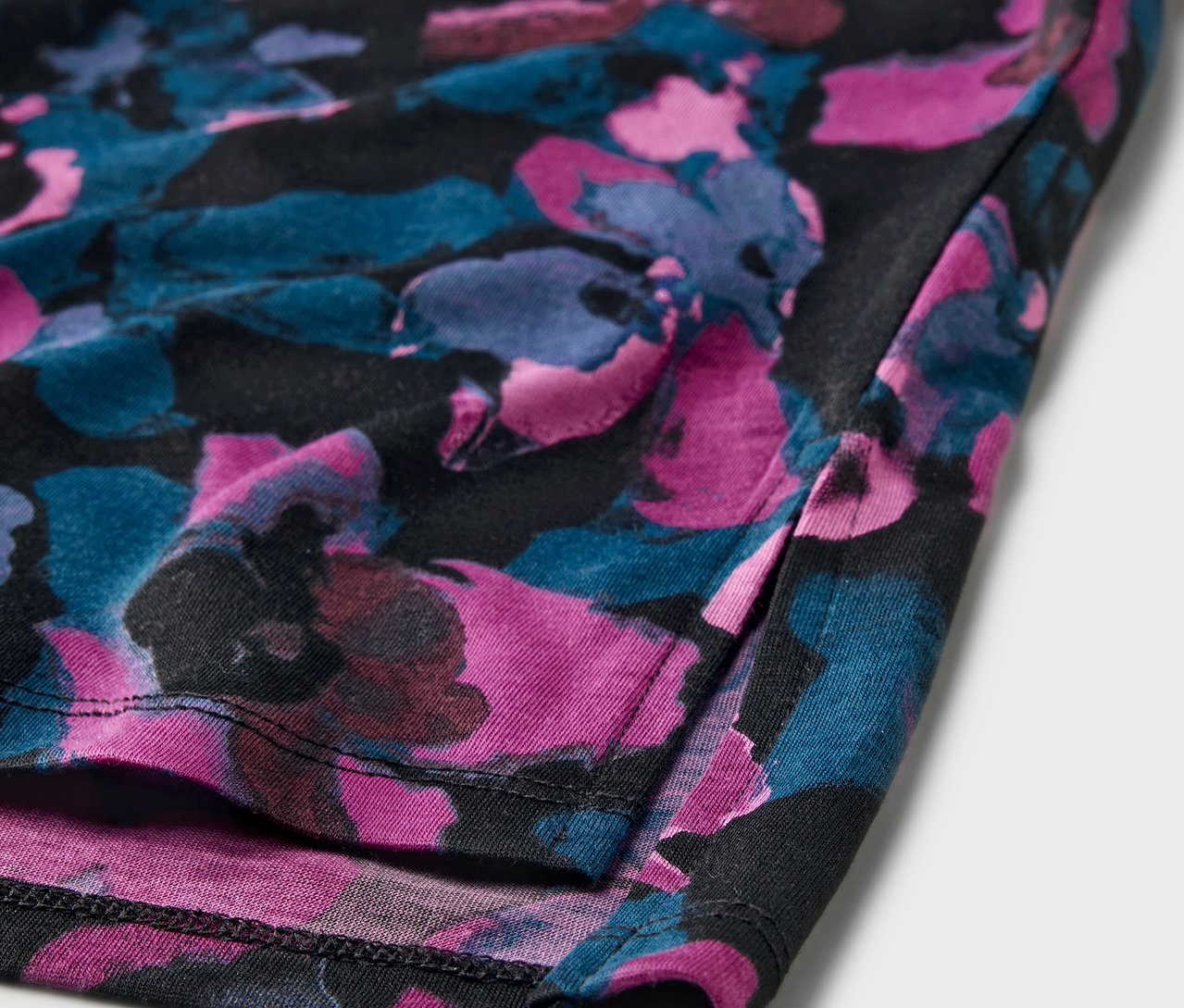 Szczegół koszulki sportowej w kwiatowy wzór.