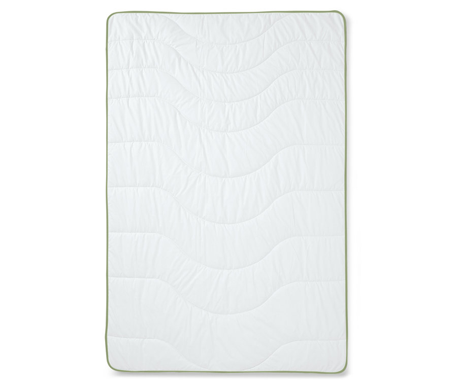 Kołdra pikowana irisette® greenline Dacron® z węglem aktywnym, rozmiar standardowy, z falistym pikowaniem i zieloną lamówką.