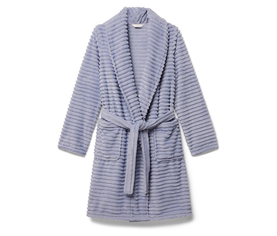 Jasnoniebieski szlafrok z paskiem.