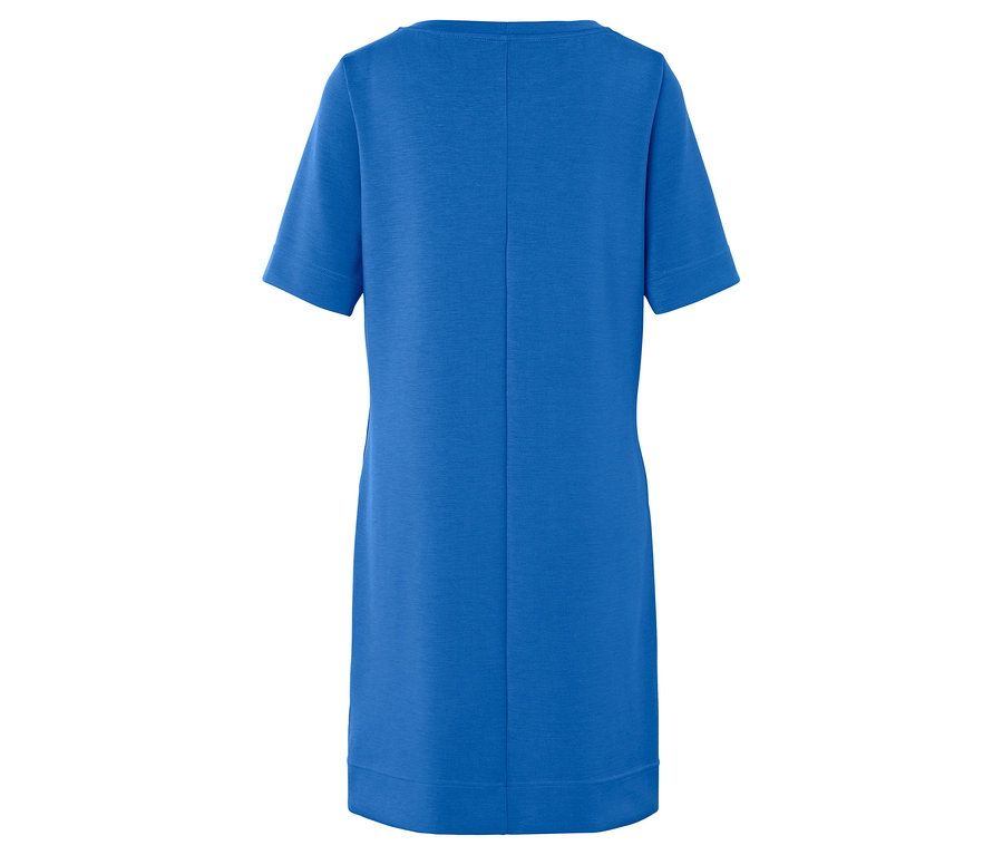 Widok z tyłu niebieskiej sukienki z krótkim rękawem.