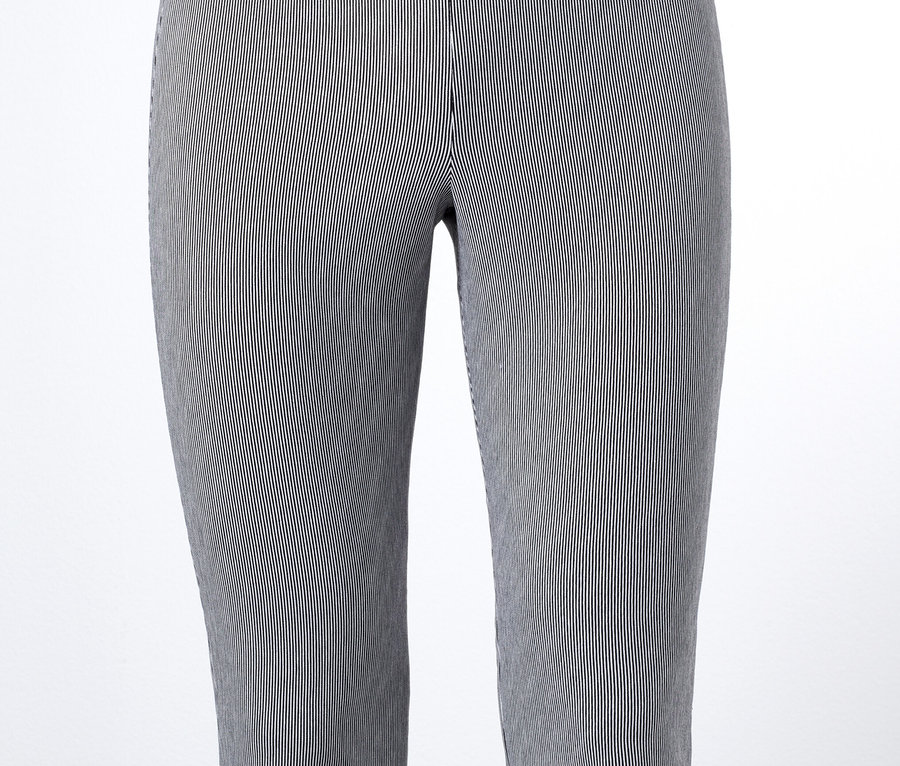 Spodnie damskie ze streczu o długości 3/4, w czarno-białe paski na manekinie.