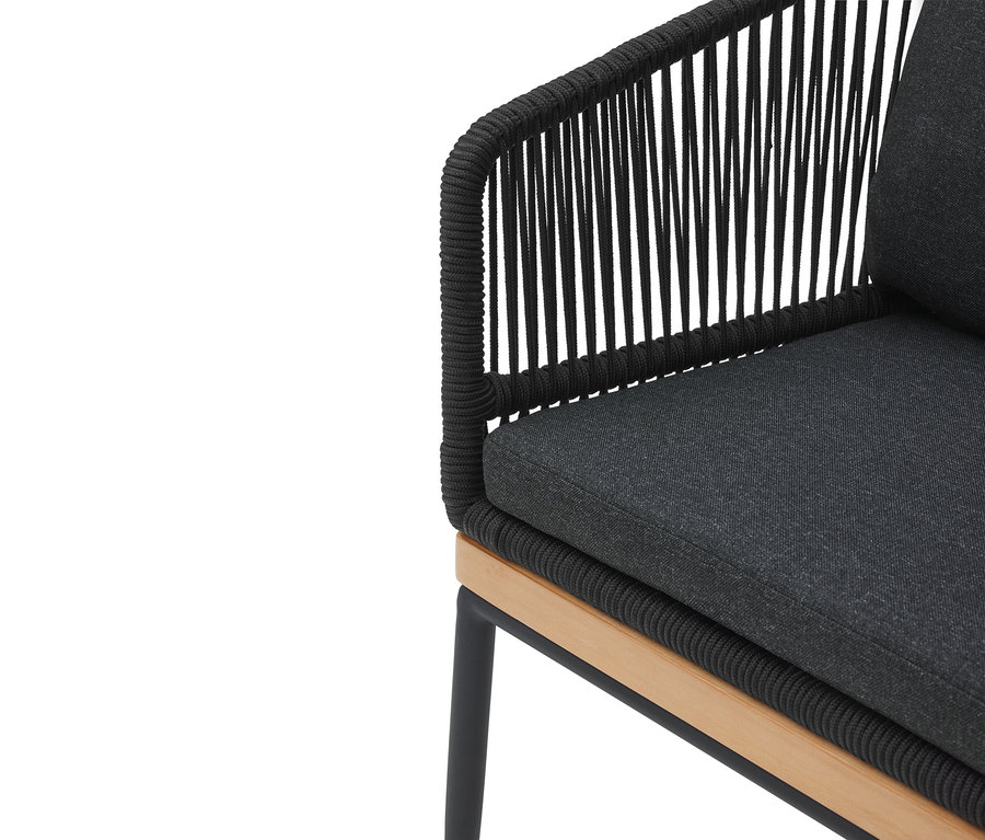 Szczegółowy widok krzesła ogrodowego z tkaną tapicerką, z szarą poduszką siedziska i oparciem.