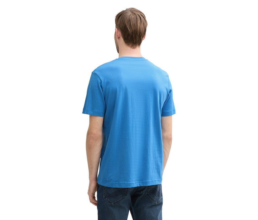 Mężczyzna od tyłu w koszulce z logo Tom Tailor, sapphire blue i dżinsach.