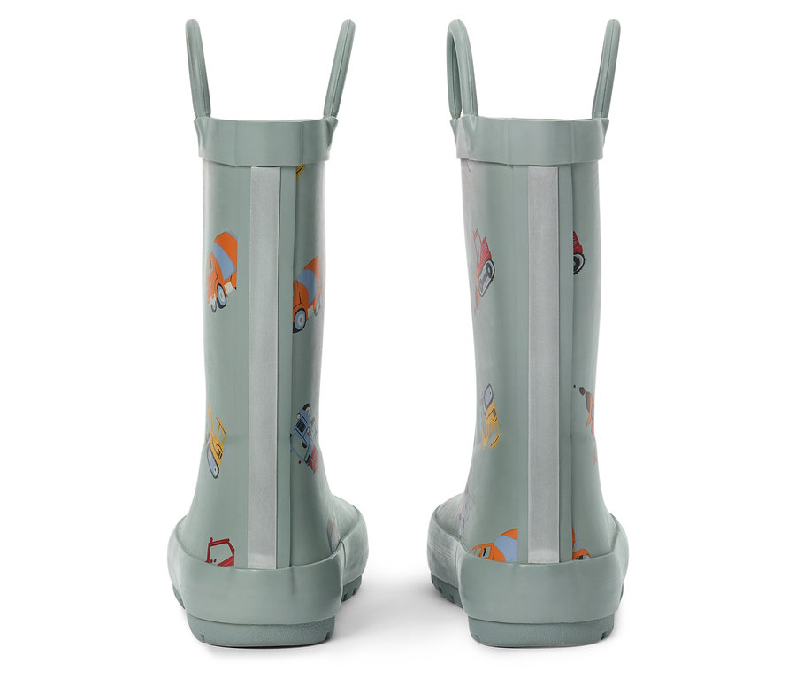Para jasnozielonych kaloszy we wzór z wozami budowlanymi, sfotografowane z tyłu.