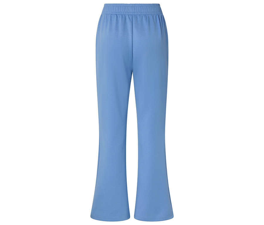Jasnoniebieskie spodnie z rozszerzanymi nogawkami, sfotografowane od tyłu.