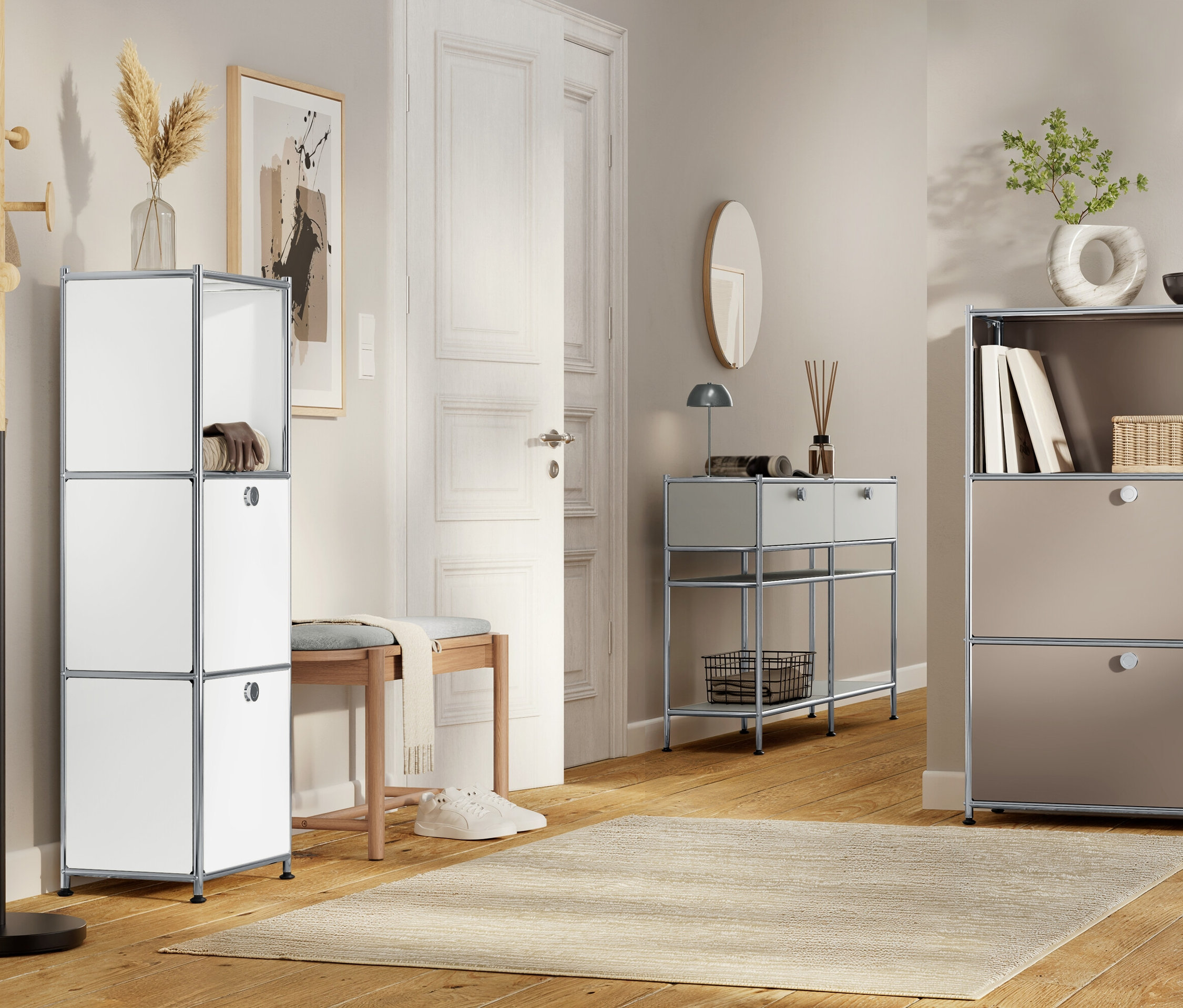 Widok przedpokoju z białym regałem, ławką, komodą i dywanem na drewnianej podłodze.