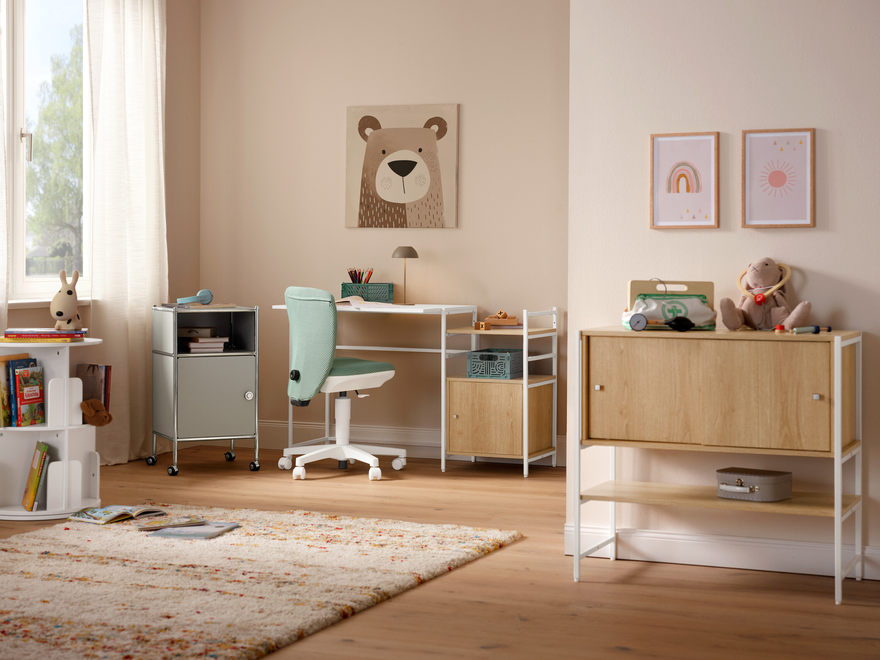 Miętowy fotel Topstar Sitness »Home S'cool« stoi przed biurkiem. Na podłodze leży beżowy dywan »Himalaya«.