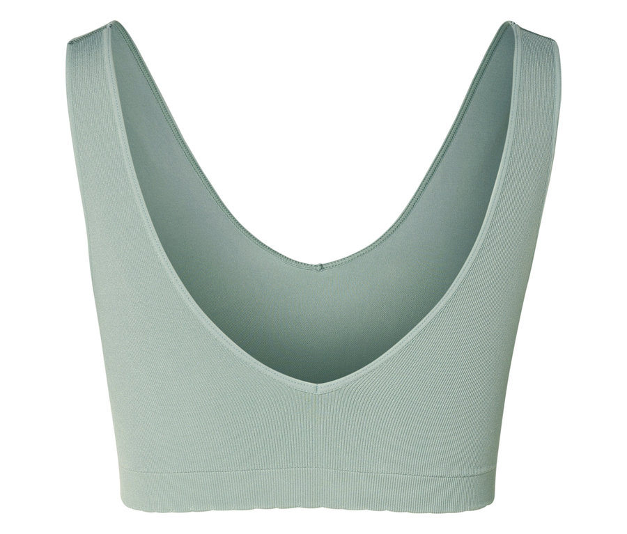 Zbliżenie jasnozielonego biustonosza sportowego z dekoltem w serek.