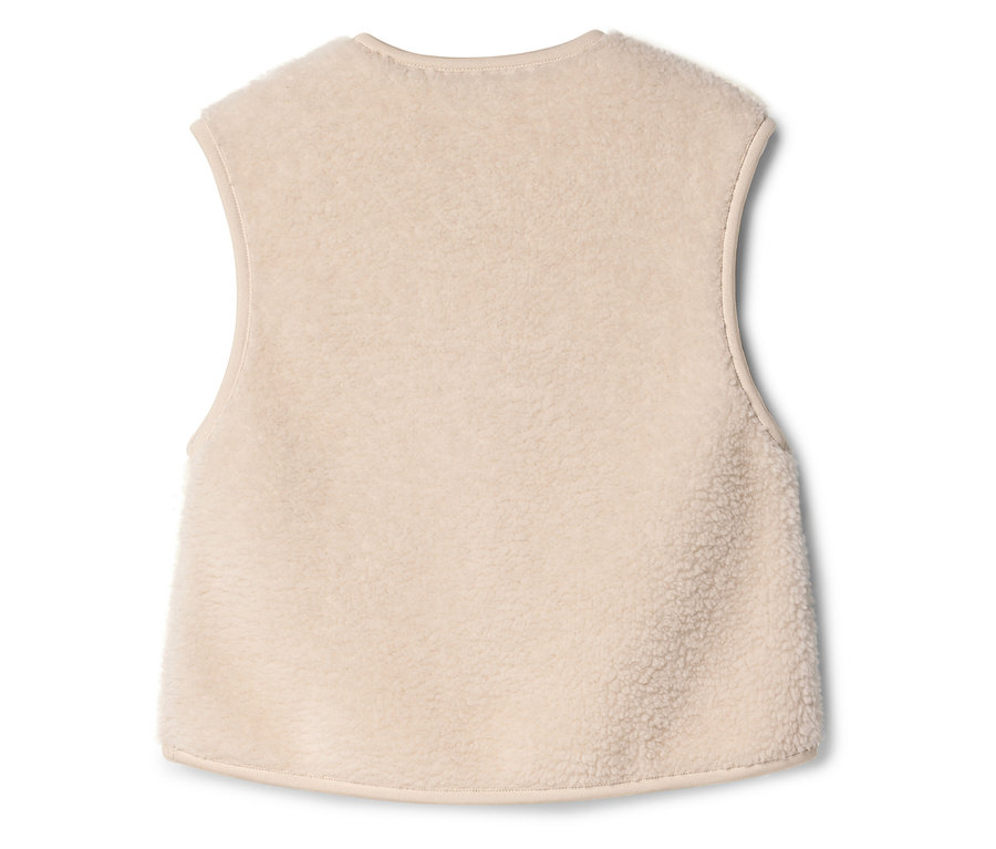 Widok z tyłu bezrękawnika z beżowego polaru.