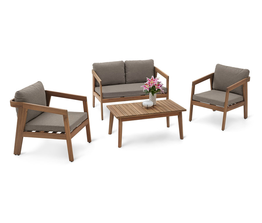 Zdjęcie przedstawia zestaw mebli ogrodowych składający się z dwuosobowej sofy, dwóch foteli i drewnianego stolika kawowego z szarymi poduszkami i kompozycją kwiatową.