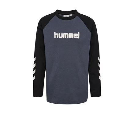 Koszulka hummel® HMLJR Longsleeve z ciemnoszarym korpusem, czarnymi rękawami raglanowymi z białymi paskami w kształcie szewronów i białym logo hummel na piersi.